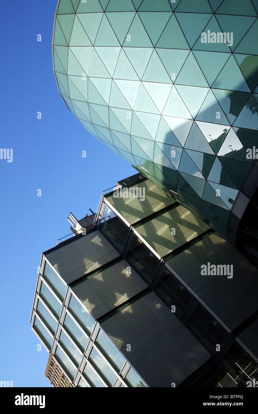 L'Université Métropolitaine de Leeds Rose Bowl et l'école de droit de l'entreprise décrivant l'architecture de verre et de reflets de lumière géométriques Banque D'Images