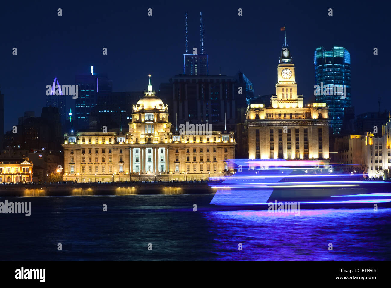 Shanghai Bund historique vue de nuit avec une lune Banque D'Images