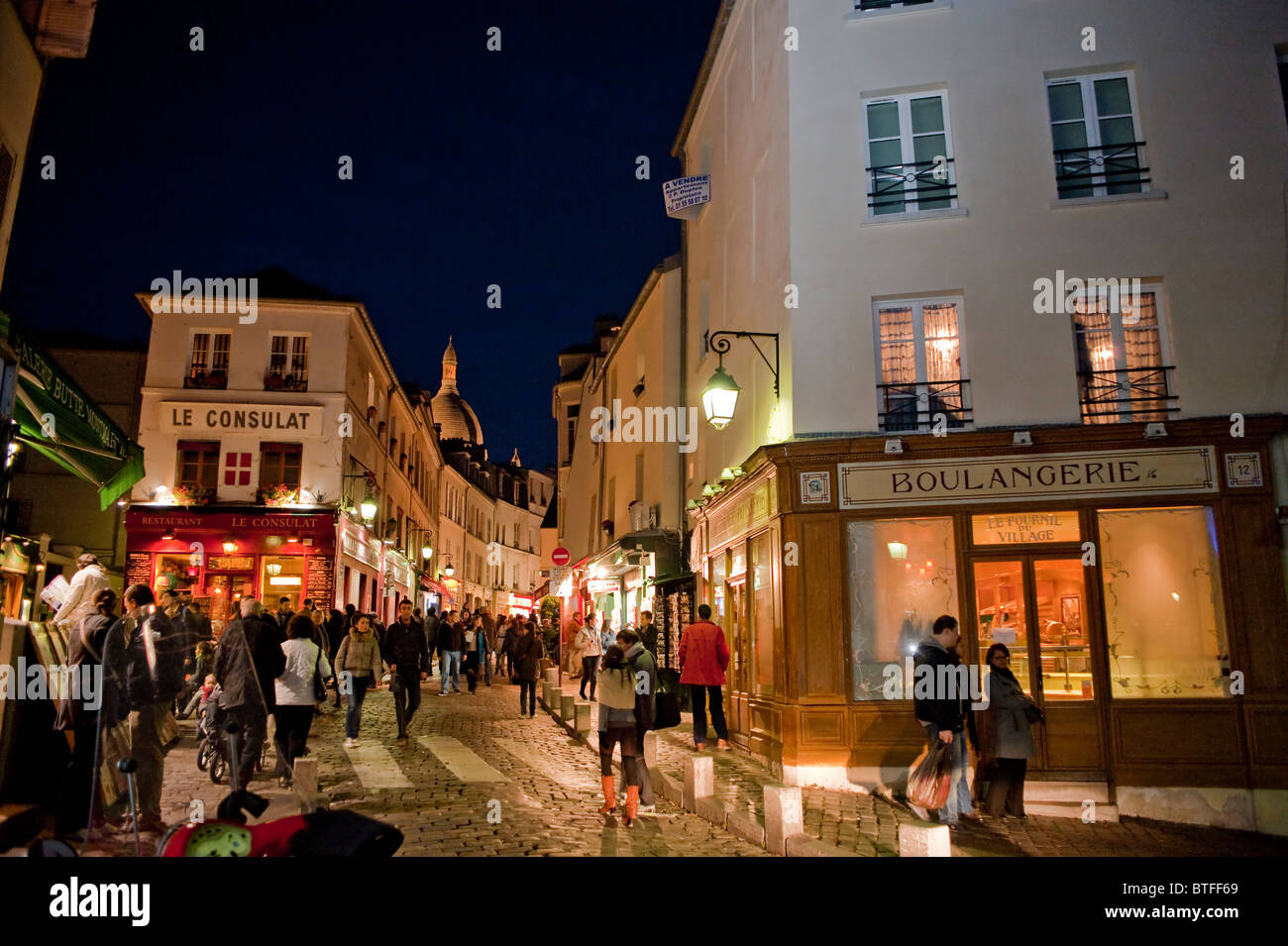 Paris, France, scène de rue historique, personnes visitant le quartier de Montmartre, Vieux Bâtiment parisien la nuit, boulangerie française, boulangerie Banque D'Images