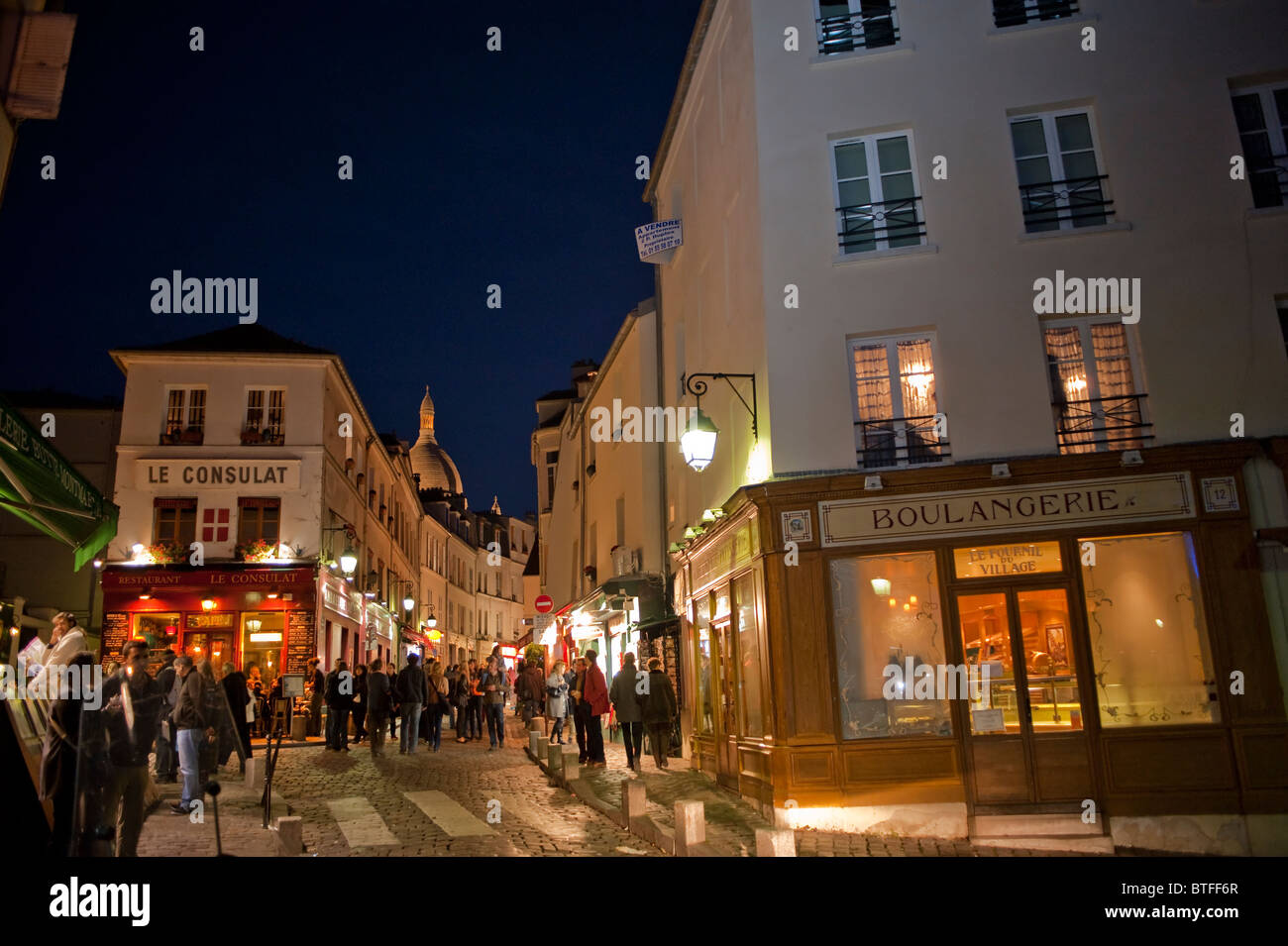 Paris, France, scène de rue, les gens se rendant sur Montmartre, parisien, dans la nuit, le Français Boulangerie, Bakery Shop Banque D'Images