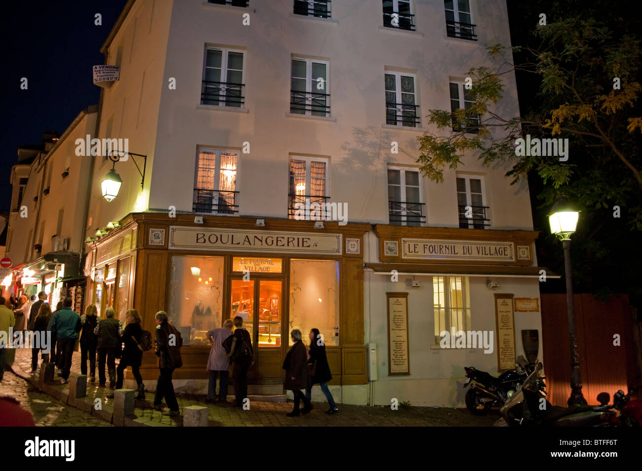 Paris, France, Street Scene, personnes visitant le quartier de Montmartre, Vieux Bâtiment parisien la nuit, Vieille Boulangerie française, extérieur, boulangerie Banque D'Images