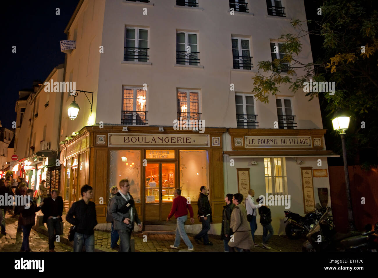 Paris, France, scène de rue, grande foule visitant le quartier de Butte Montmartre, Old French boulangerie Bakery Shop Store Front, quartiers Small Shop People Night City light paris Banque D'Images