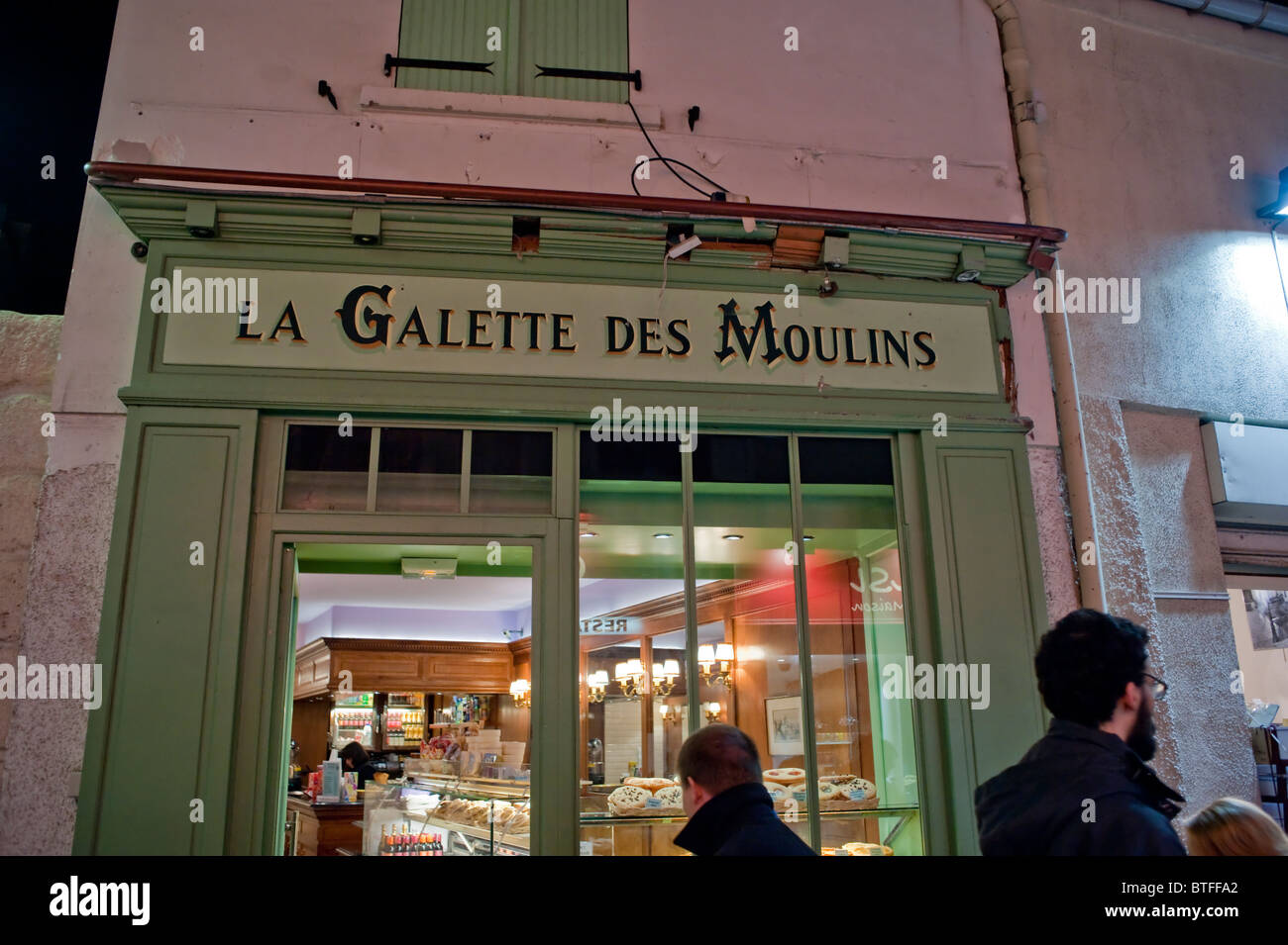 Paris, France, les visiteurs du quartier de Montmartre, ouvrir la façade du vieux magasin français, la nuit signe 'la Gallette des Mouilins' Banque D'Images