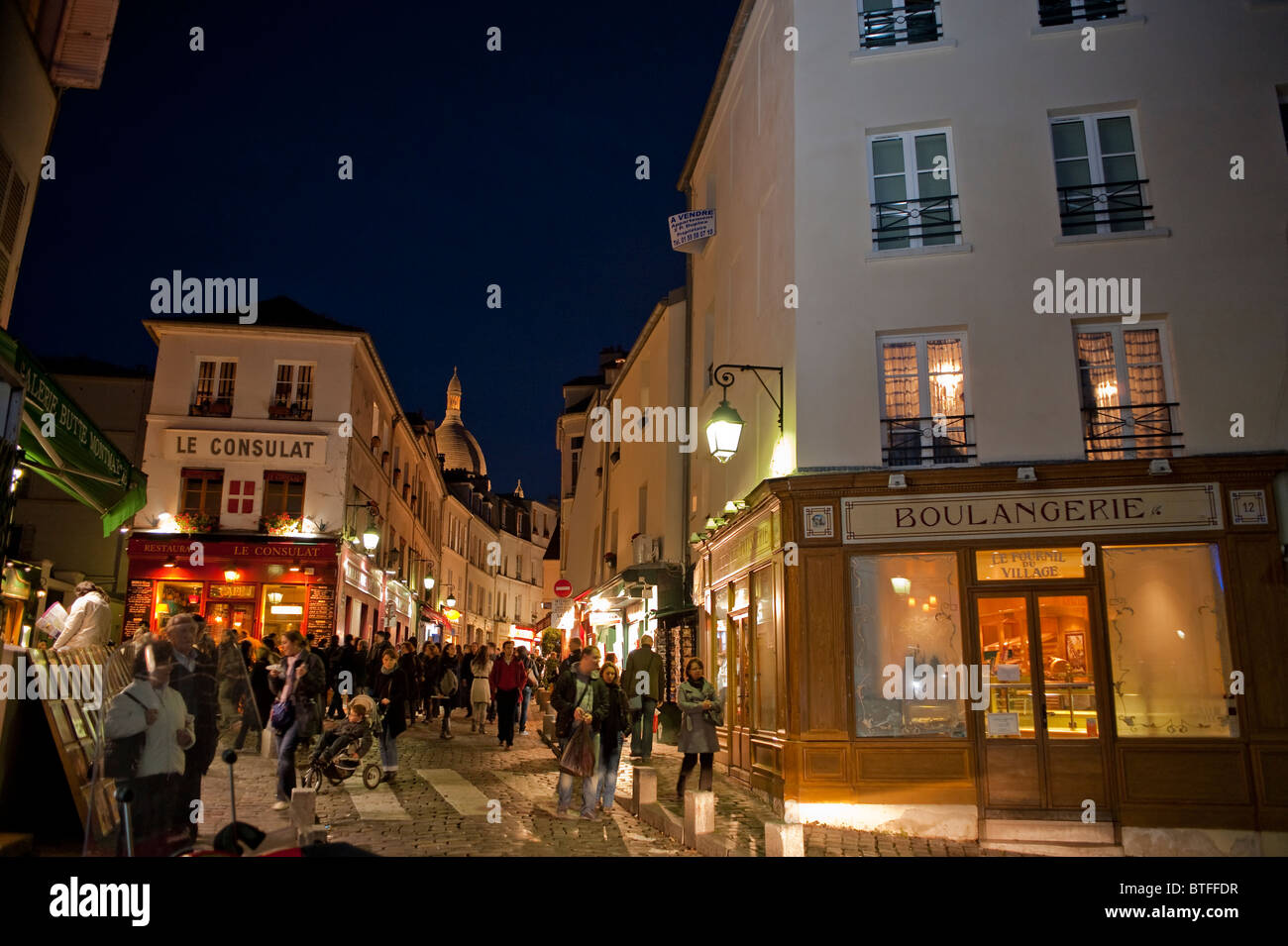 Paris, France, scène de rue, les gens se rendant sur Montmartre, parisien, dans la nuit, le Français Boulangerie, Bakery Shop Banque D'Images