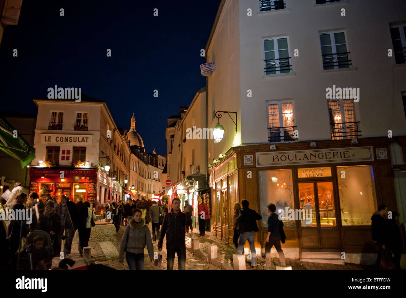 Paris, France, scène de rue, les gens se rendant sur Montmartre, parisien, dans la nuit, le Français Boulangerie, Bakery Shop Banque D'Images