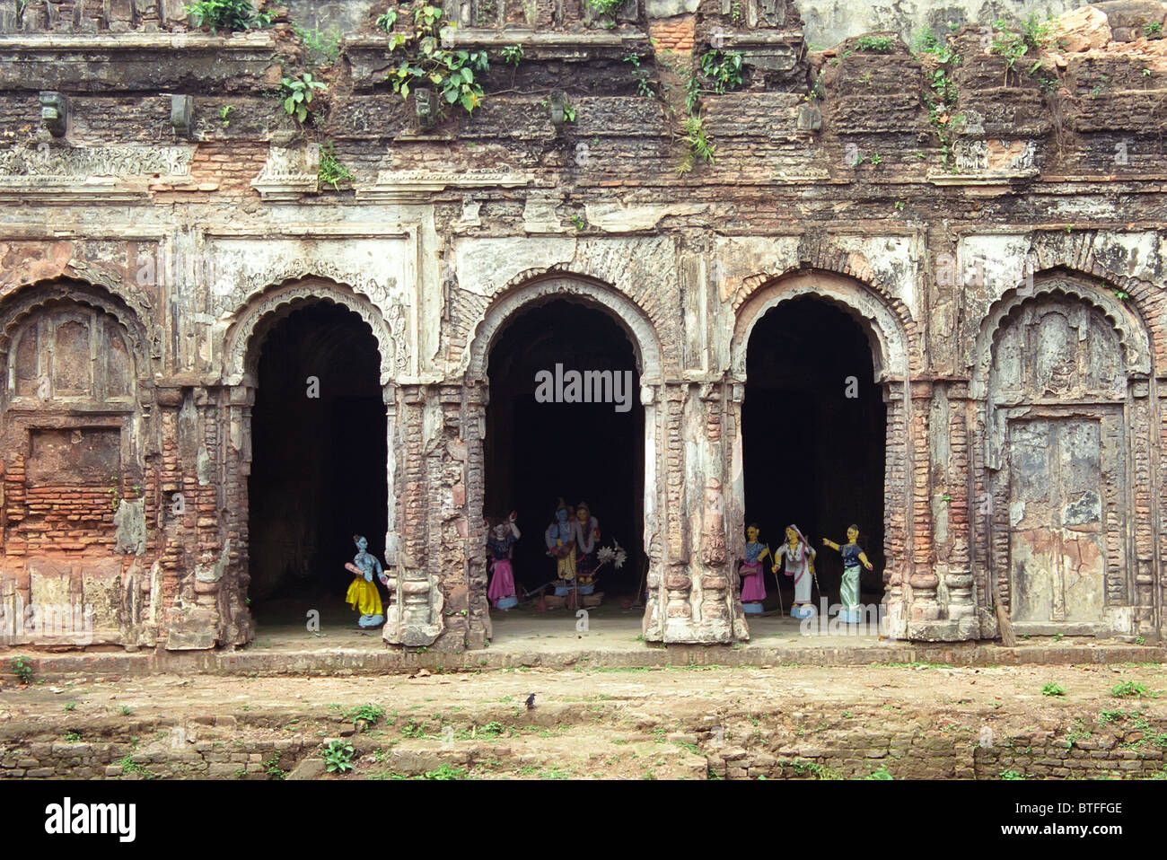 Ancien Temple pourri avec les figures de dieux hindous dans une zone rurale du Bangladesh. Banque D'Images