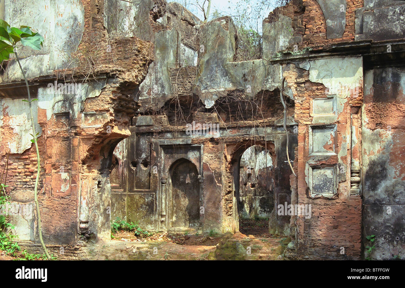 Ruines d'un ancien temple hindou dans une zone rurale du Bangladesh. Banque D'Images