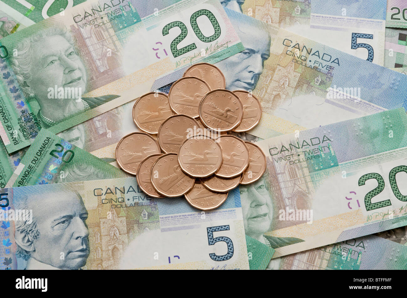 Un portrait d'argent canadien : loonies ainsi que de vingt-cinq dollars. Banque D'Images