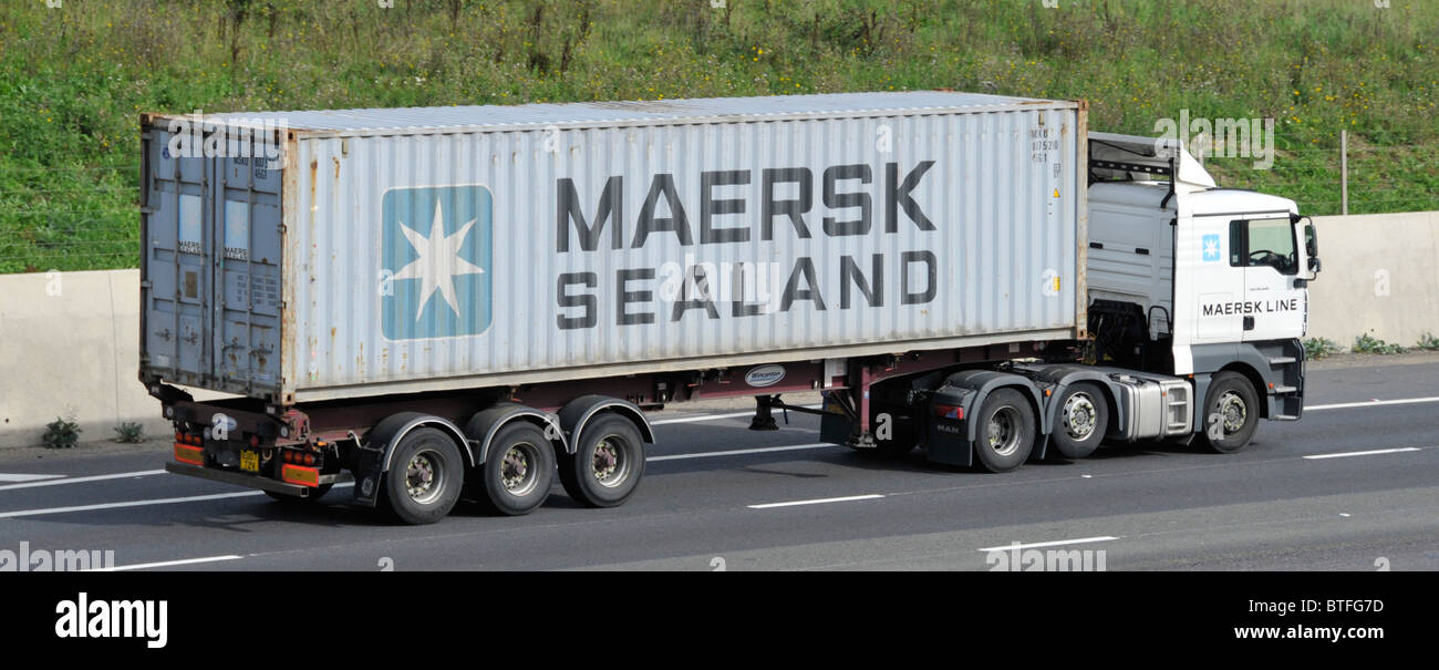 Maersk Sealand remorque semi-articulée de chargement de conteneurs remorquée par Maersk Line Company camion camion entreprise danoise de logistique d'expédition sur l'autoroute M25 UK Banque D'Images