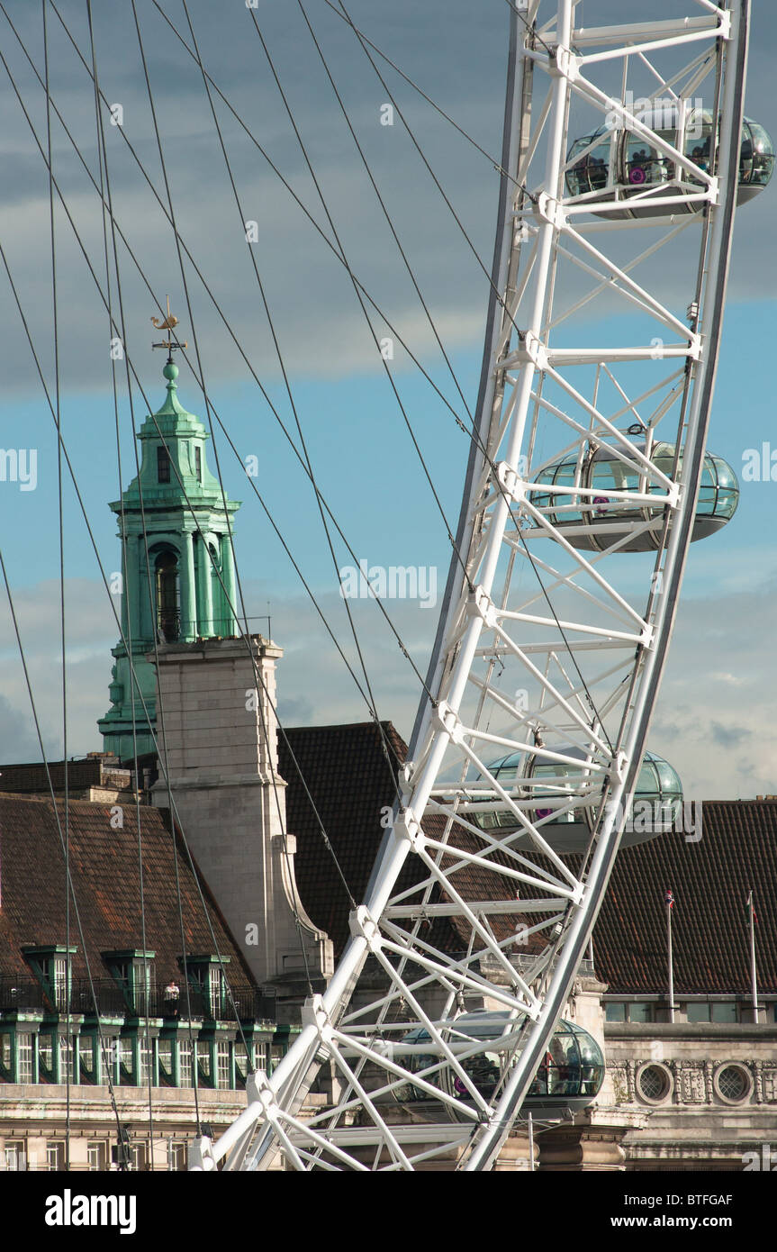 Le 'London eye' roue du millénaire au premier plan avec le London Aquarium County Hall ou vieux bâtiment GLC à l'arrière. Banque D'Images