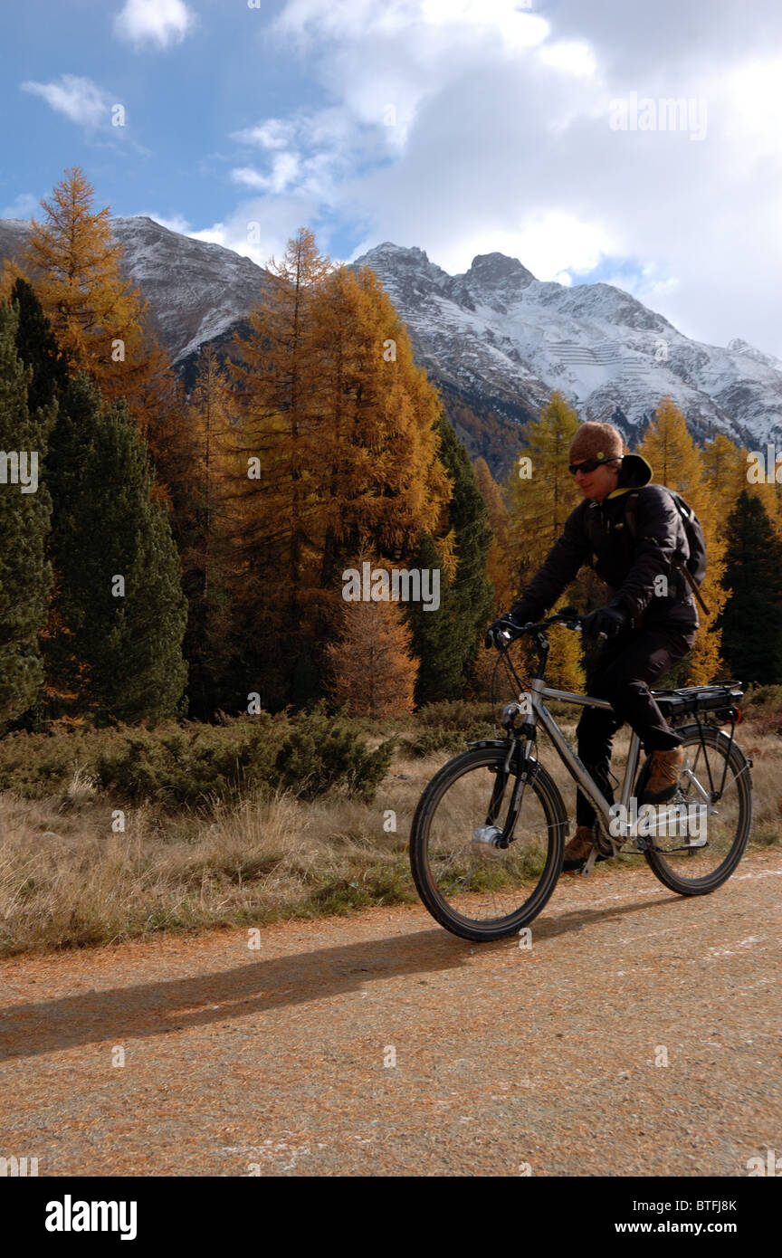 Cycliste sur un e-bike près de Pontresina, Grisons, Suisse Banque D'Images