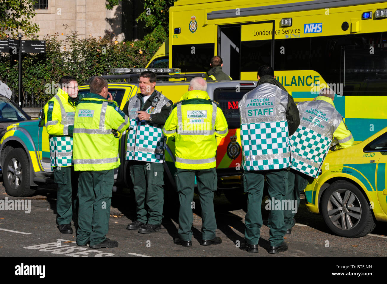 Les Services d'urgence comité permanent vers le bas après avoir assisté à un incident de déversement de produits chimiques dans la ville de Londres Banque D'Images