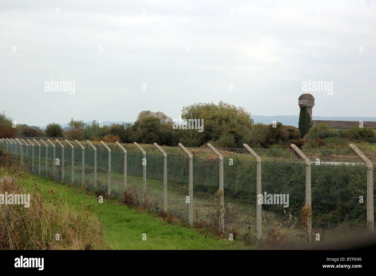 Cette vue d'une peau à l'Slimbridge Wildfowl and Wetlands Trust, a l'air de l'Europe rappelle à l'époque du rideau de fer Banque D'Images
