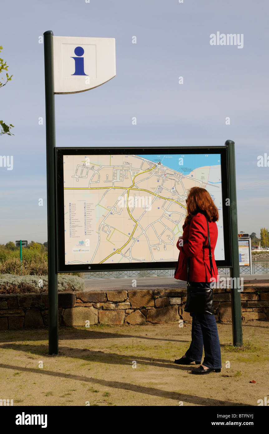 Femme lisant un conseil d'information touristique le long de la rivière Loire à Le Pellerin près de Nantes France Banque D'Images