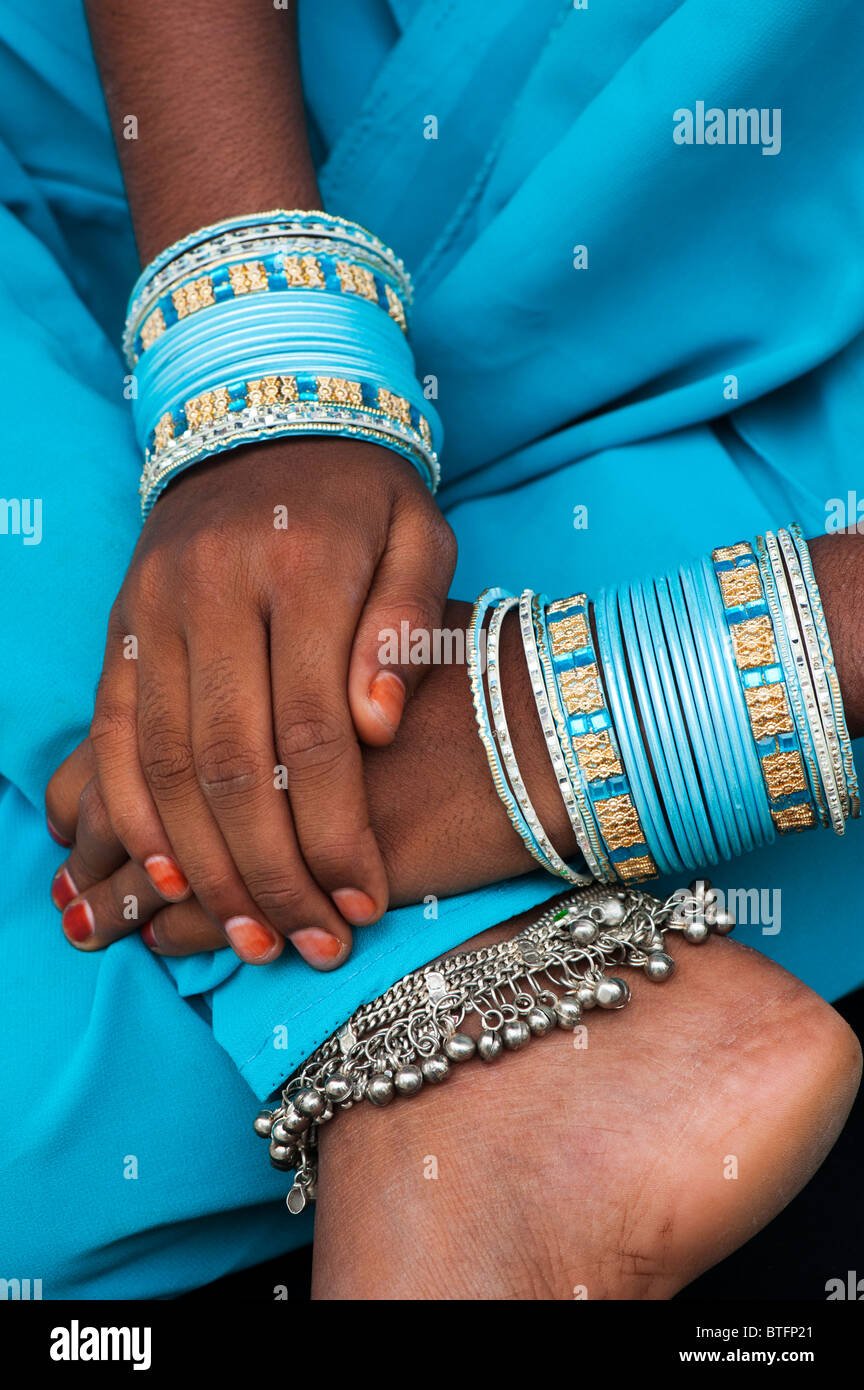 Les jeunes filles indiennes avec les mains et les pieds et la cheville bangles bracelets. L'Inde Banque D'Images