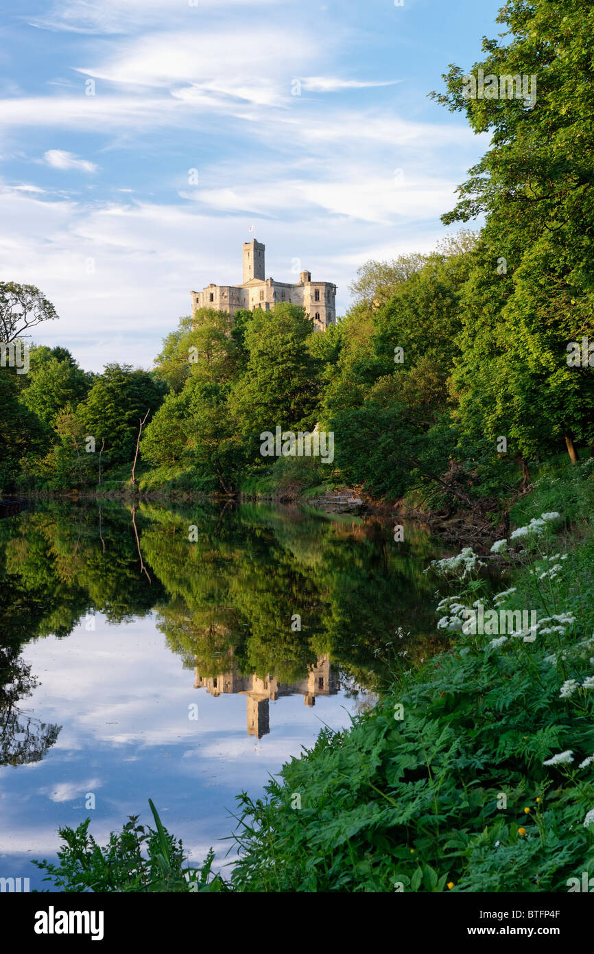 Château de Warkworth et la rivière Coquet, Northumberland, England, UK. Banque D'Images