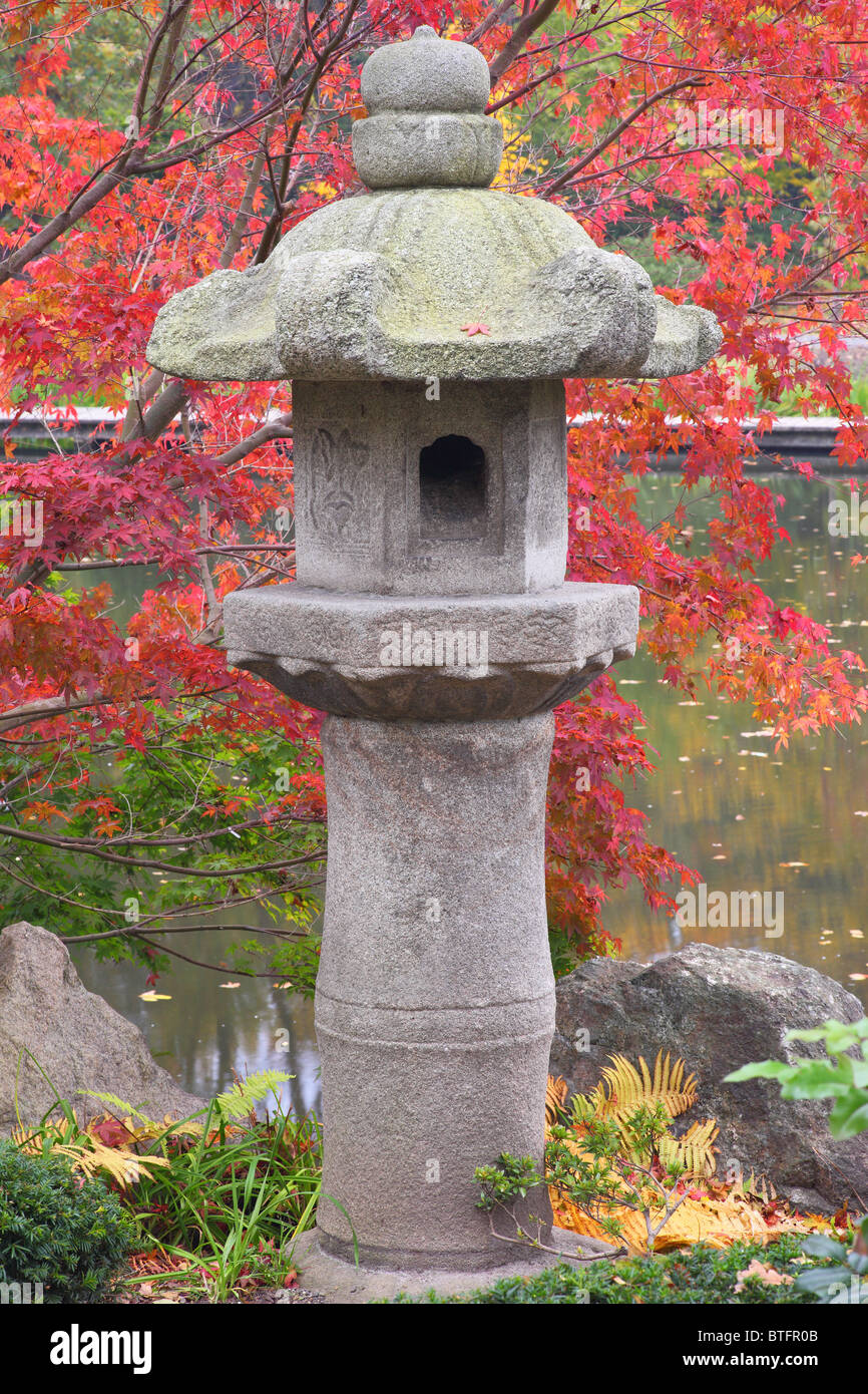 Jardin Japonais lanterne de pierre à l'automne couleurs d'automne Wroclaw Pologne Banque D'Images