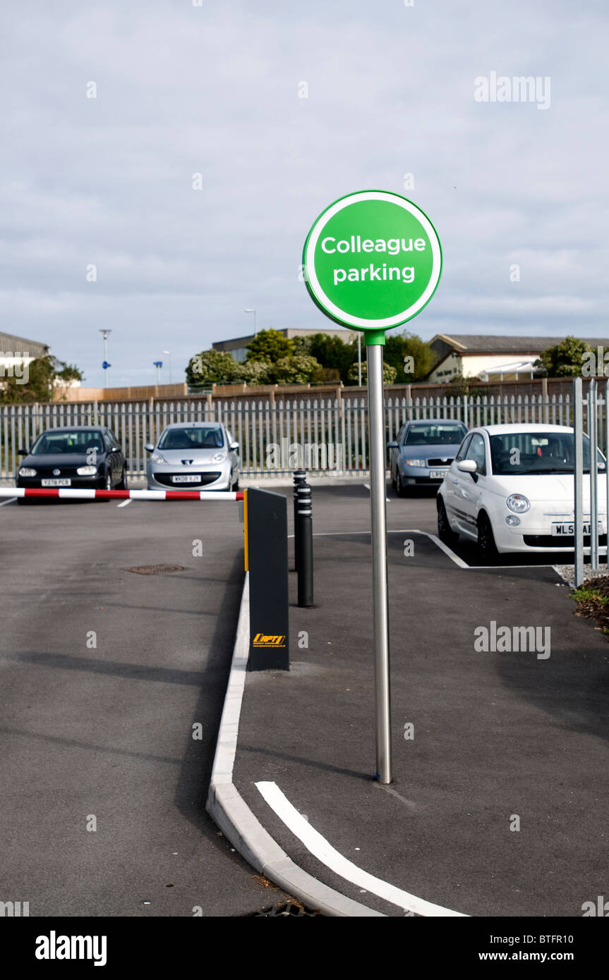 Collègue parking sign dans un parking Asda Banque D'Images