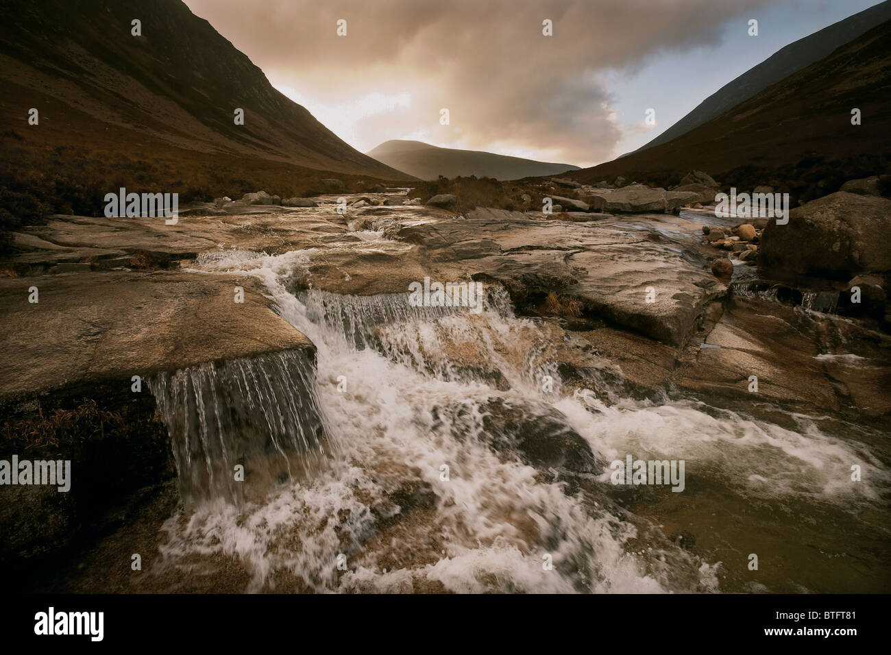 Moody vallée de Glen Catacol et cascade sur Abhainn Mor, Arran, Ecosse, Royaume-Uni Banque D'Images