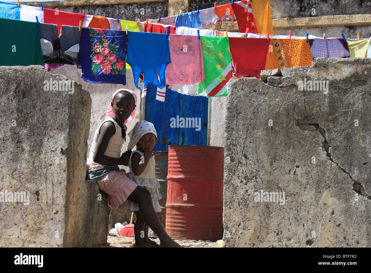 Ligne de lavage coloré avec les enfants du Capverdien Banque D'Images