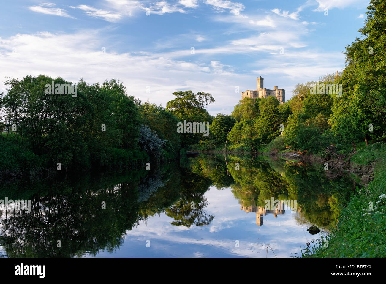 Château de Warkworth et la rivière Coquet, Northumberland, England, UK. Banque D'Images