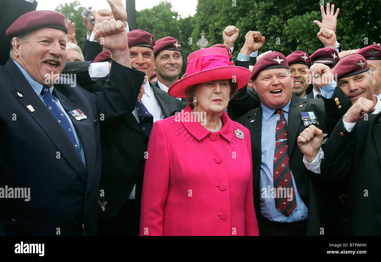 La baronne Margaret Thatcher répond aux anciens combattants des Malouines dans le centre commercial après le défilé des anciens combattants des Malouines, Londres Banque D'Images