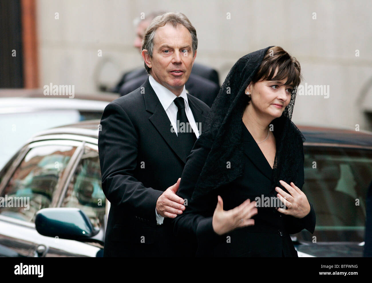 Le premier ministre Tony Blair et Cherie Booth assister à un service commémoratif pour le Pape Jean Paul II à la Cathédrale de Westminster. Banque D'Images