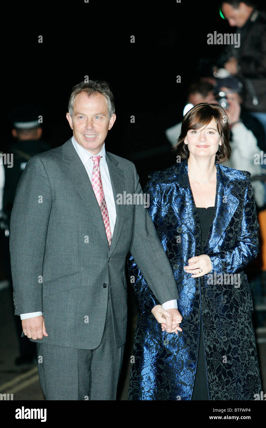 Le premier ministre Tony Blair & épouse Cherie Booth au 80e anniversaire pour Margaret Thatcher à l'hotel Mandarin Oriental à Londres Banque D'Images