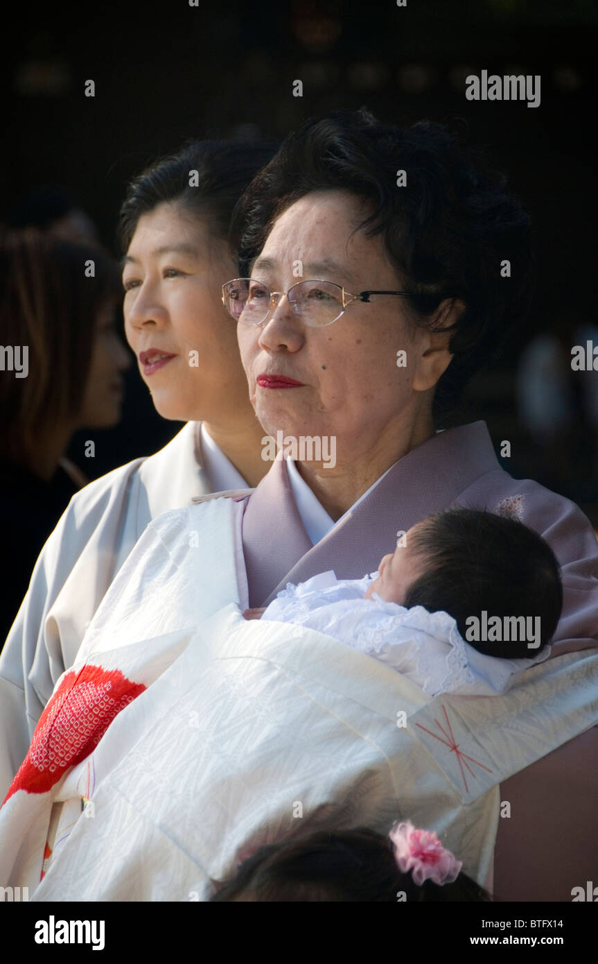 Les grands-mères avec un bébé pour une Omiyamairi au sanctuaire Meiji, Tokyo, Japon Banque D'Images
