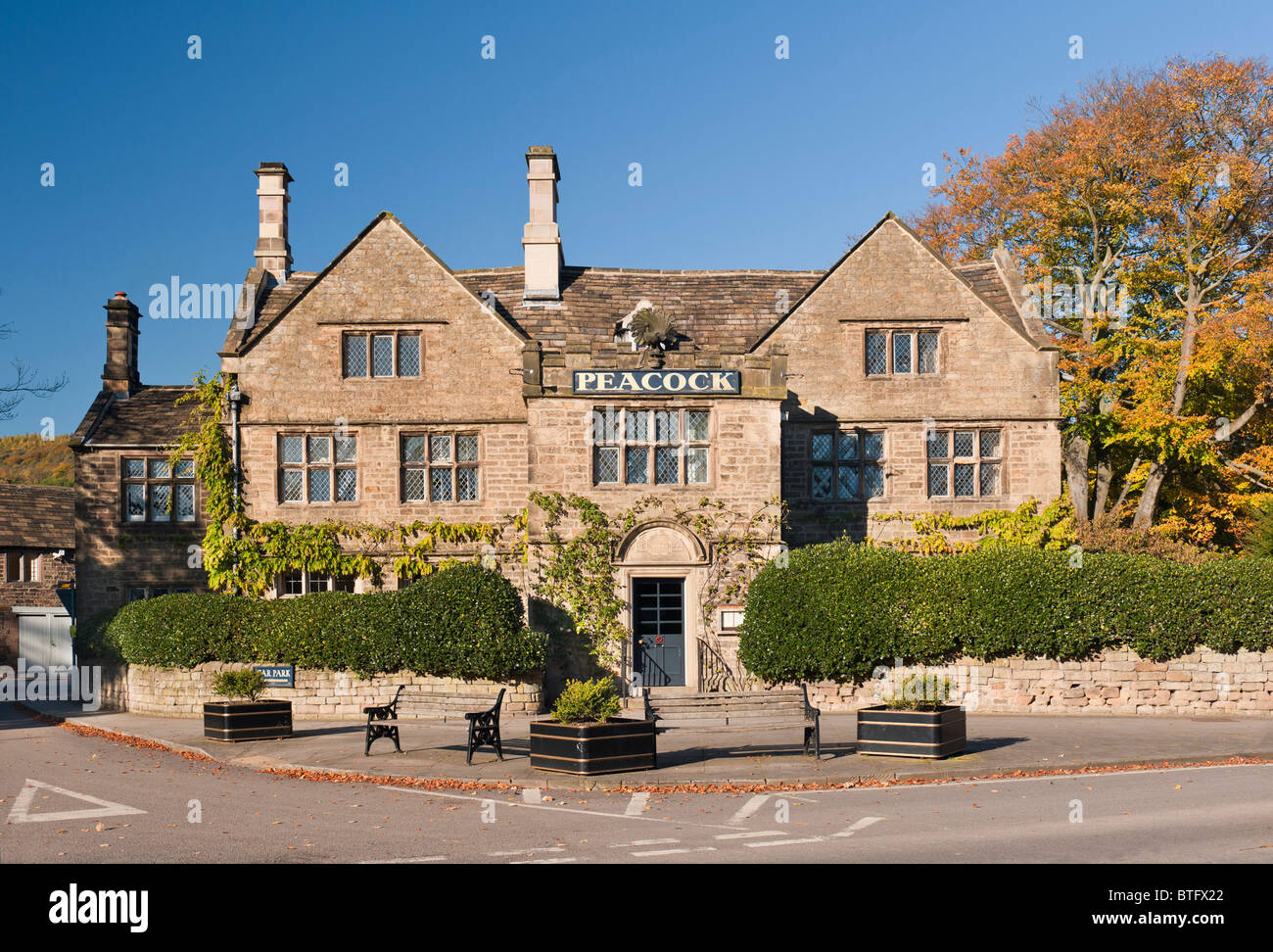 L'hôtel Peacock, Rowsley, Derbyshire, Angleterre, Royaume-Uni. Le paon est un petit hôtel de luxe, avec 16 chambres, dans le Derbyshire Peak District. Banque D'Images L'hôtel Peacock, Rowsley, Derbyshire, Angleterre, Royaume-Uni. Le paon est un petit hôtel de luxe, avec 16 chambres, dans le Derbyshire Peak District. Banque D'Images