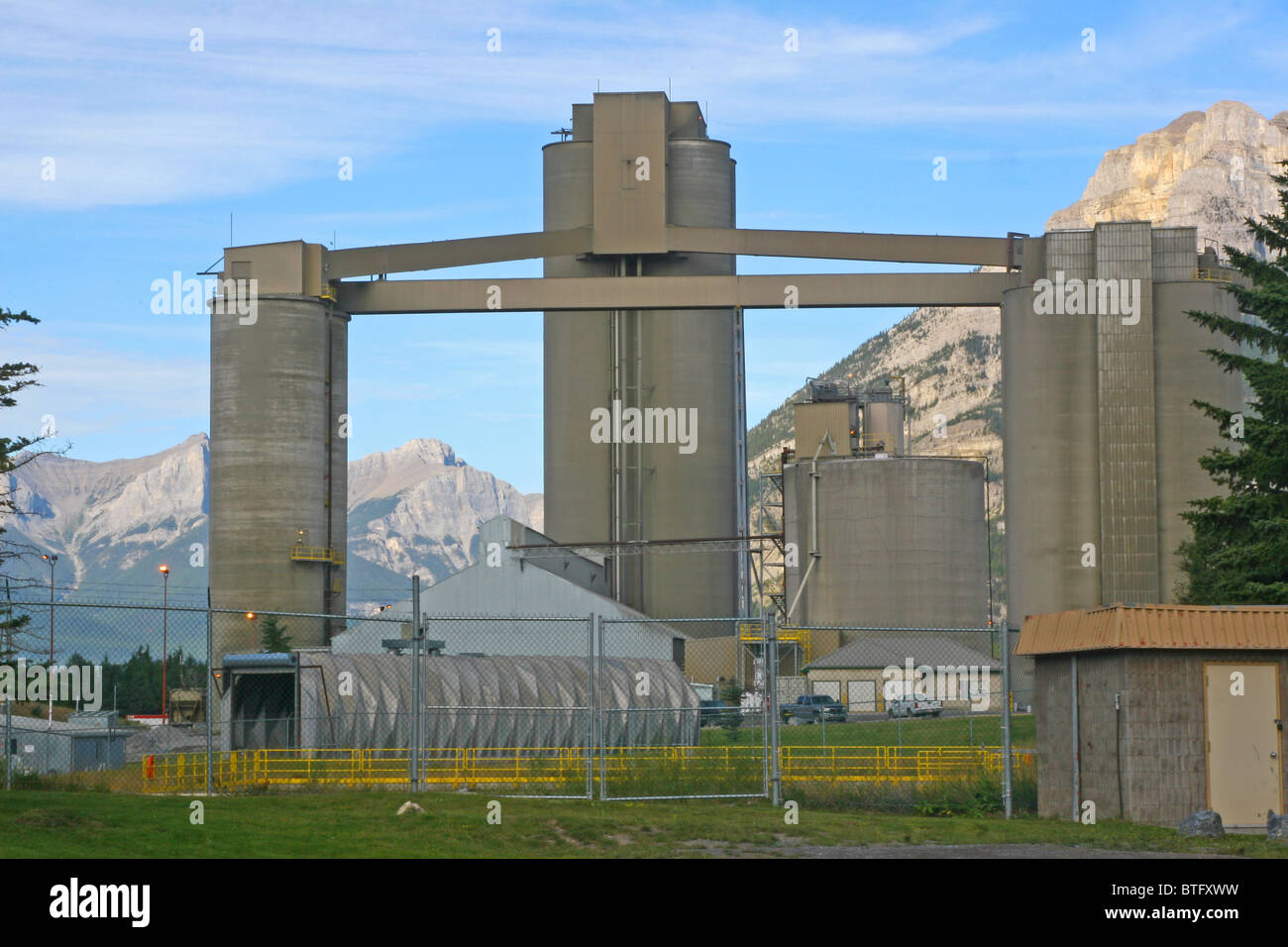 L'usine de ciment près de Exshaw, Alberta, Canada Banque D'Images