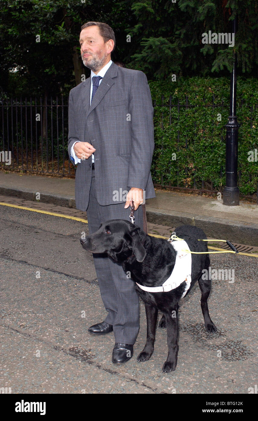 David Blunkett, Secrétaire d'État dans le gouvernement Home Office, arrive avec son chien-guide pour la société partie à Chelsea Banque D'Images