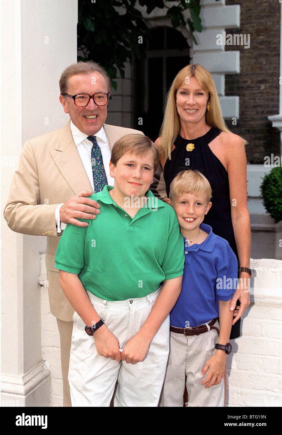 SIR DAVID & LADY CARINA FROST ET DEUX DE LEURS FILS, Miles, GEORGE ET WILFRED, AU PARTI D'ÉTÉ ANNUEL DE CARLYLE Square, Londres Banque D'Images