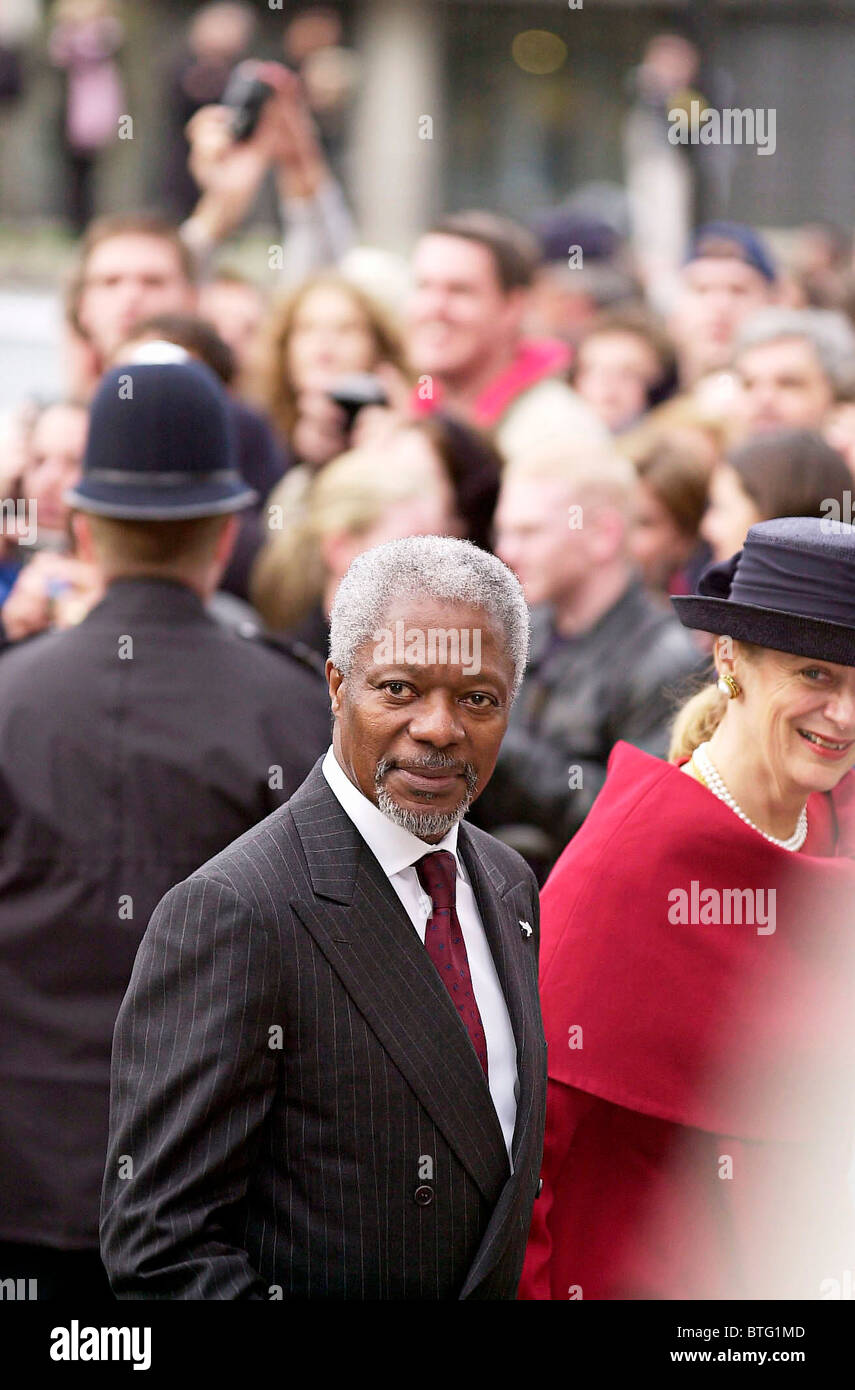 Le SECRÉTAIRE GÉNÉRAL DES NATIONS UNIES KOFI ANNAN ET SA FEMME NANE À L'Abbaye de Westminster POUR LE SERVICE DU COMMONWEALTH Banque D'Images