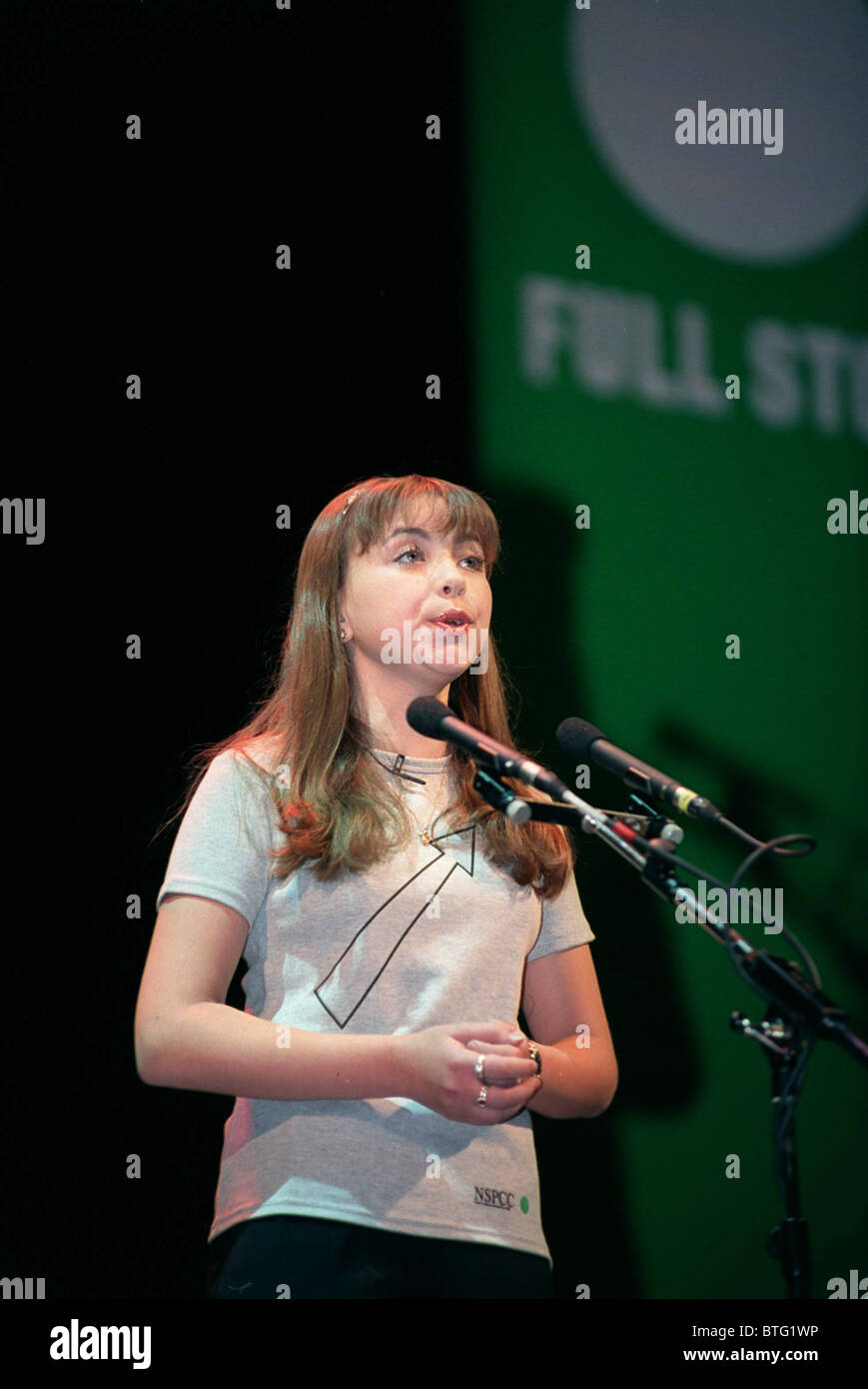 Les jeunes CHARLOTTE CHURCH CHANTER AU LANCEMENT D'UNE NOUVELLE OEUVRE DE CHARITÉ NSPCC, LONDRES Banque D'Images