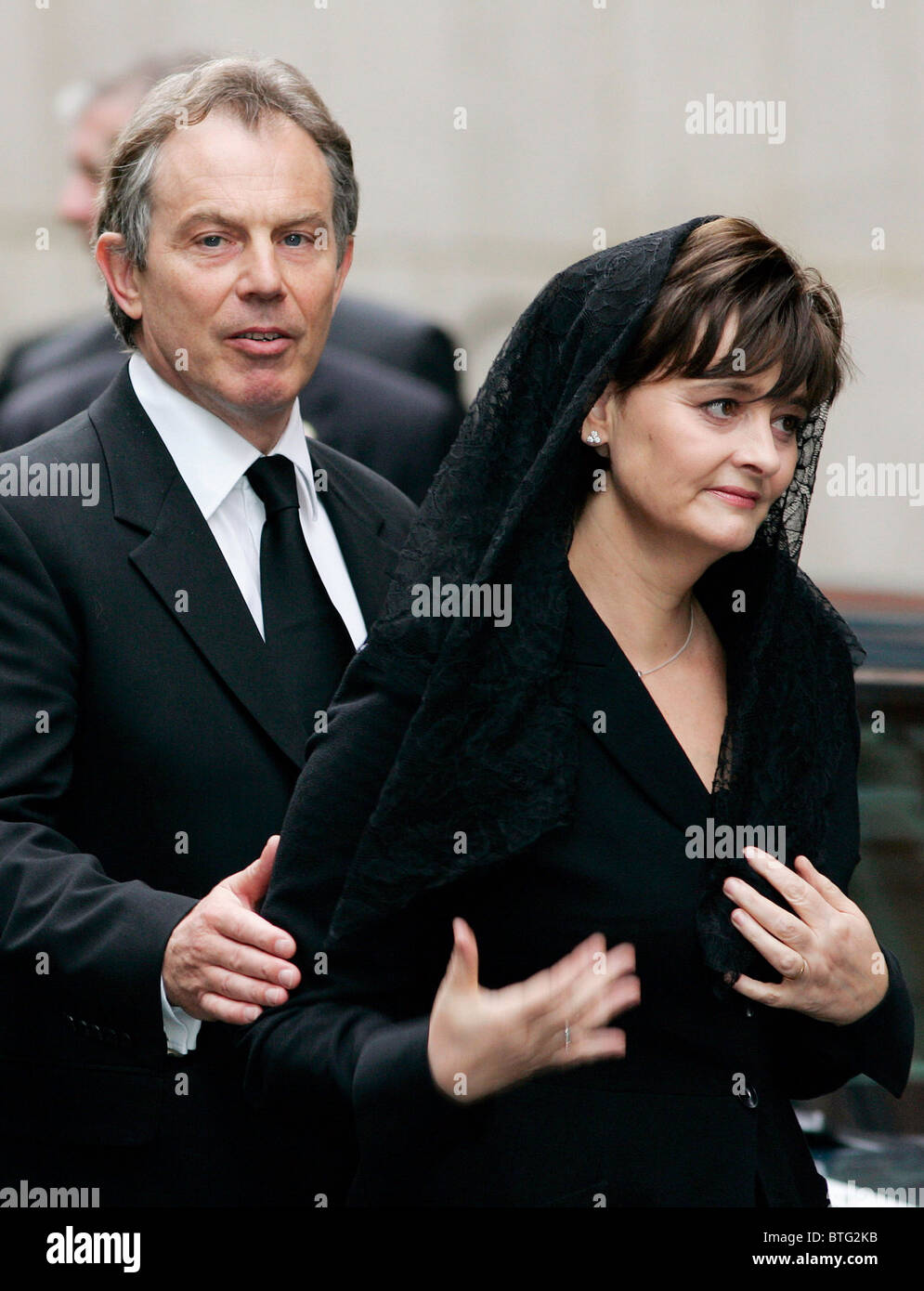 Le premier ministre Tony Blair et Cherie Booth assister à un service commémoratif pour le Pape Jean Paul II à la Cathédrale de Westminster. Banque D'Images