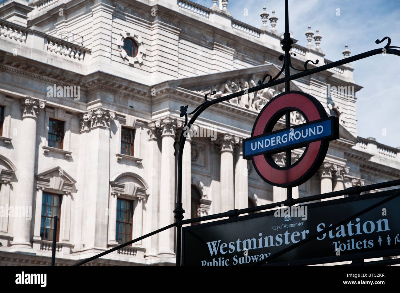 La station de métro Westminster signe avec un bâtiment en arrière-plan Banque D'Images