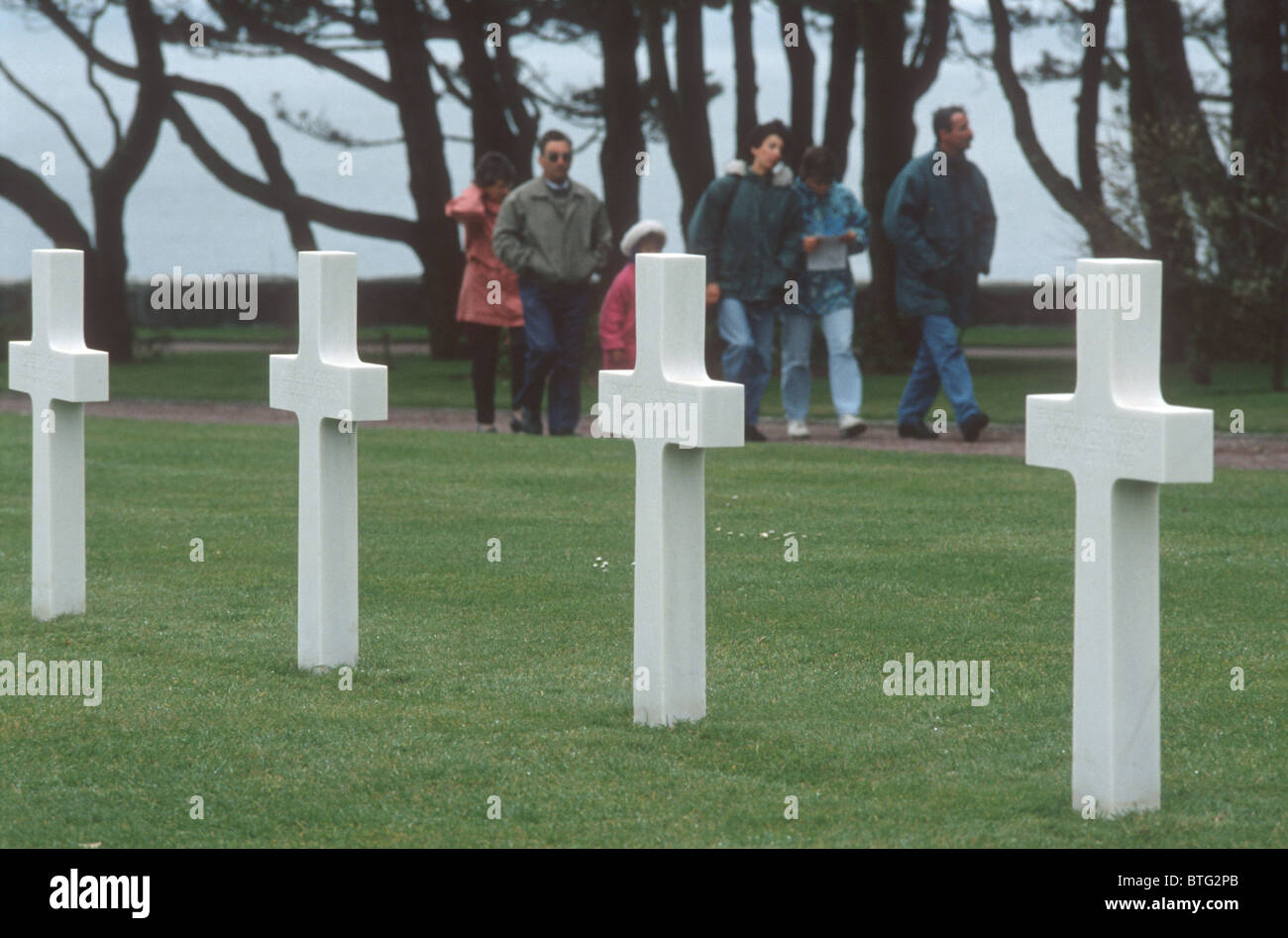 Croix Blanches Du Cimetière Et Du Mémorial Américains De La Normandie De La Deuxième Guerre