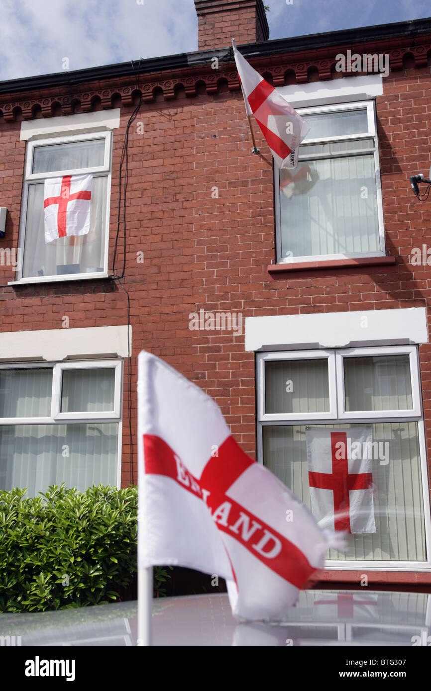 Angleterre drapeaux au vent d'une maison et voiture pendant la Coupe du Monde 2010. Banque D'Images