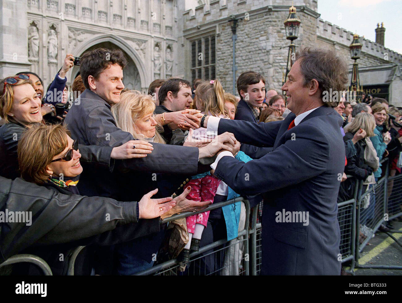 Le premier ministre, Tony BLAIR, salue la foule LORS DU SERVICE DU COMMONWEALTH, l'abbaye de Westminster, Londres Banque D'Images