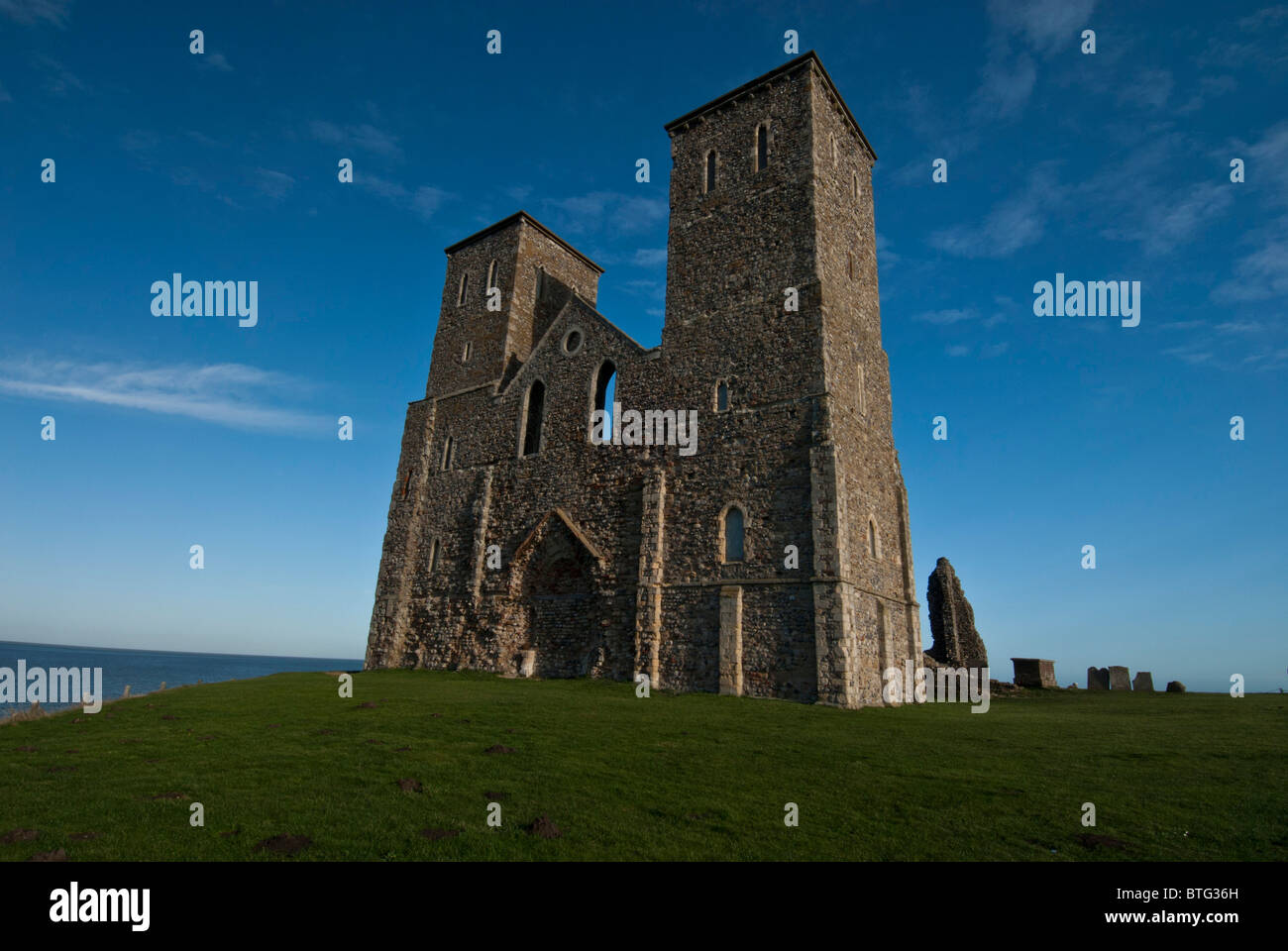 Reculver Tours, près de Herne Bay, Kent, Angleterre, Royaume-Uni.  !2ème siècle, l'église ruinée tours situées près de Saxon reste monastère. Banque D'Images