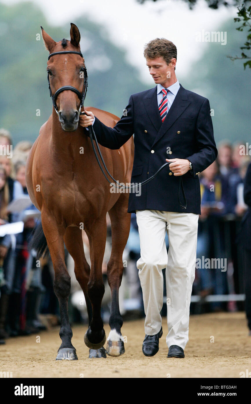 William Fox-Pitt cavalier cheval au trot jusqu'au Tamarillo à Blenheim inspection vétérinaire Petplan FEI Eventing Championship 2005 européenne Banque D'Images