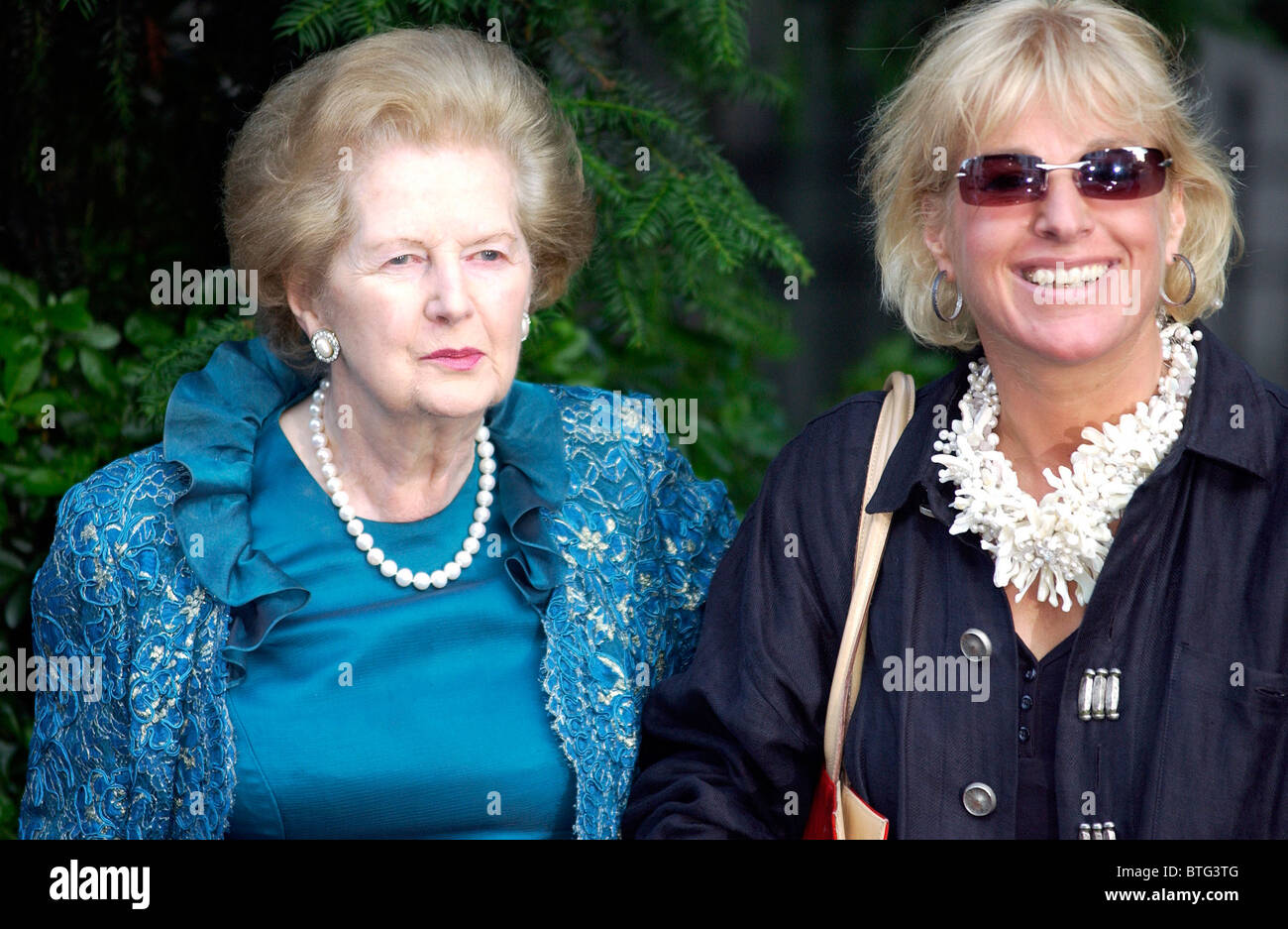 La baronne Margaret Thatcher et sa fille Carol lors d'une fête organisée par le diffuseur Sir David Frost à Chelsea, Londres Banque D'Images
