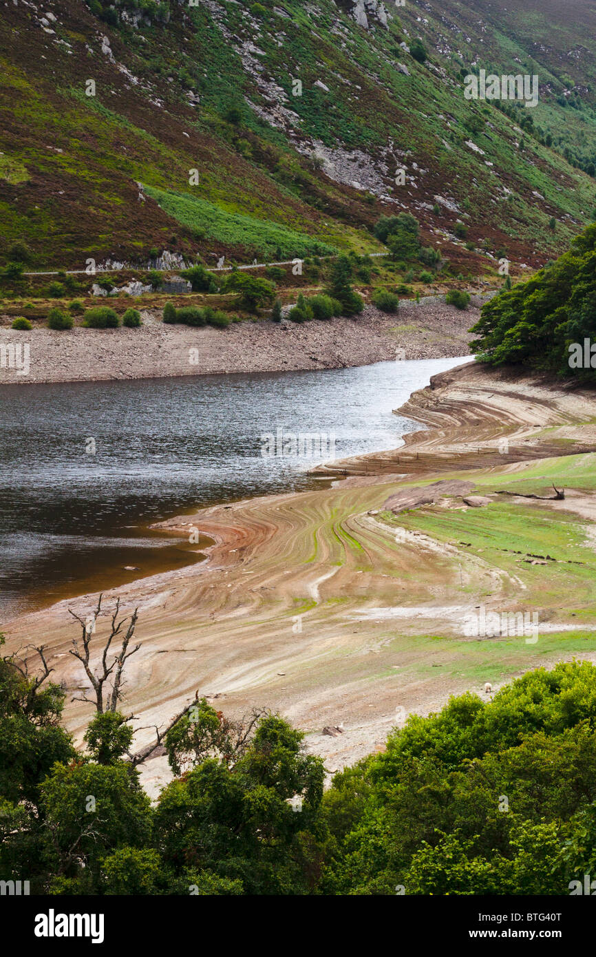 De très faibles niveaux d'eau à Caban Coch reservoir Elan Valley Wales UK Banque D'Images