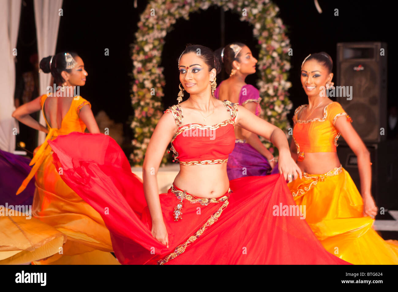 Des danseurs traditionnels en costumes d'effectuer au Sri Lanka Banque D'Images