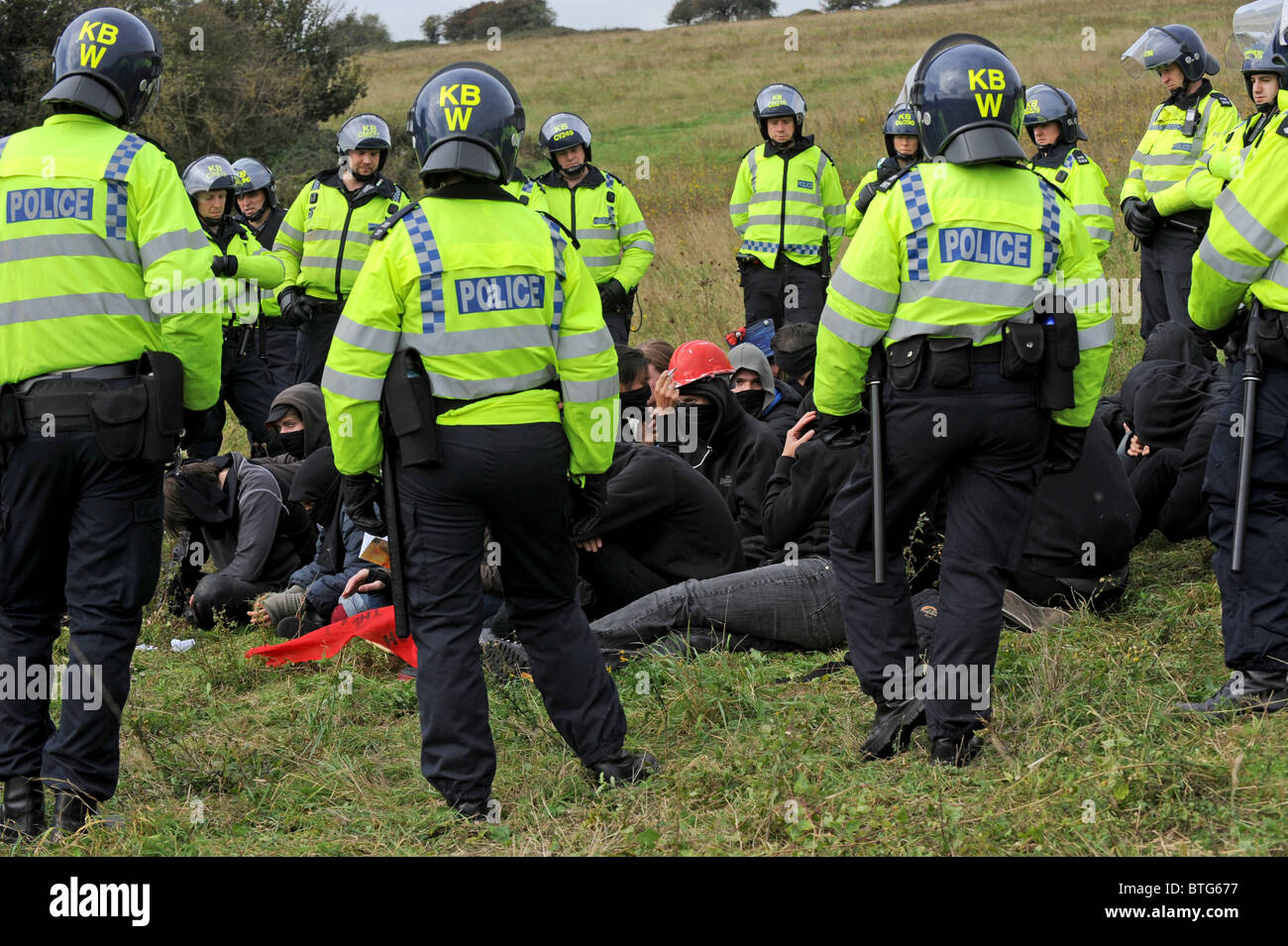 Les agents de police en tenue de électrique de protestataires lors d'une récente tenue en mars EDO Smash Brighton Banque D'Images