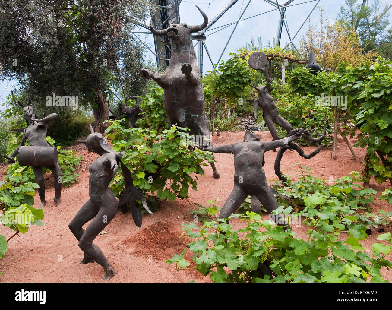 Les rites de Dionysus, une installation artistique de Tim Shaw dans le Biome méditerranéen au projet Eden, Cornwall, Royaume-Uni Banque D'Images