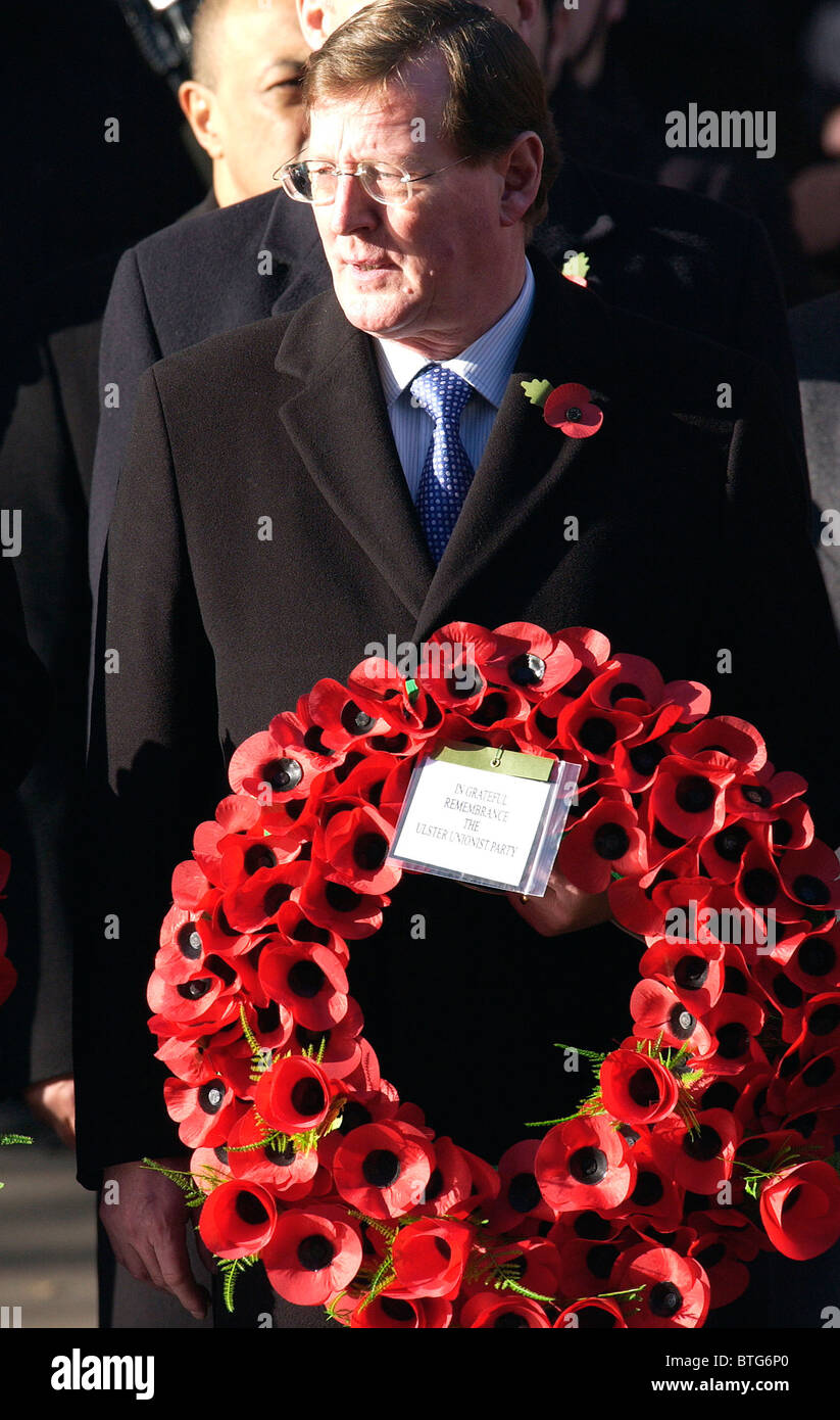 La Rt.Député MP David Trimble, ancien Premier Ministre d'Irlande du Nord et de l'Assemblée chef du Parti unioniste de l'Ulster au cénotaphe Banque D'Images