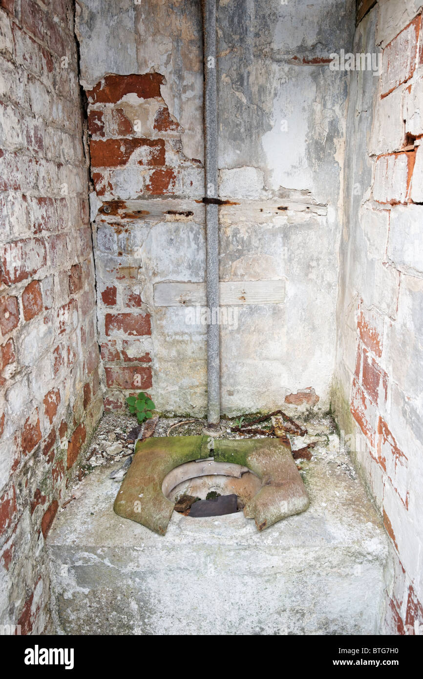 Bloc toilettes en décomposition au Fort Dunree, péninsule d'Inishowen, comté de Donegal, Irlande Banque D'Images