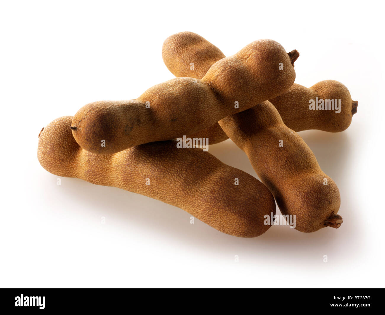 Tamorind entier frais arrangement composé gousses isolés contre un fond blanc Banque D'Images